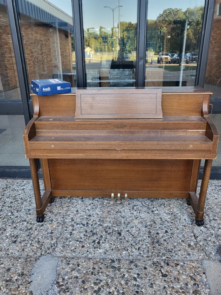 piano front view